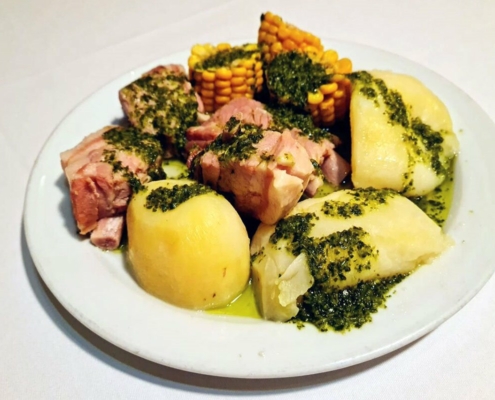 Costillas con papas y piñas