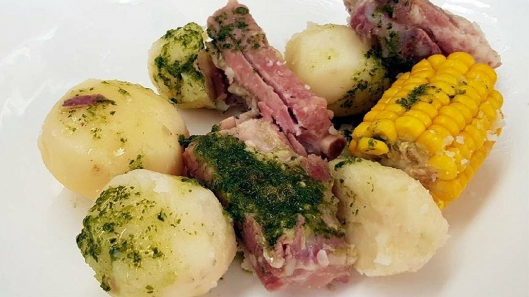 Costillas con papas y piñas