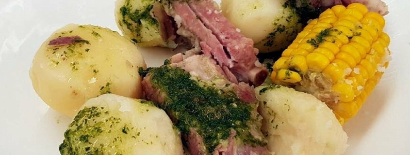 Costillas con papas y piñas