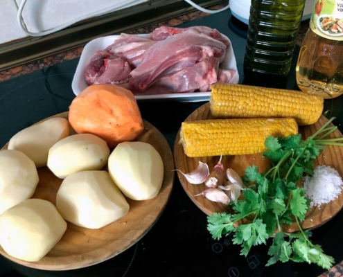 Ingredientes para elaborar costillas con papas y piñas